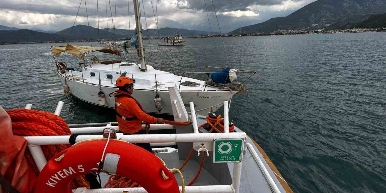 Fethiye açıklarında sürüklenen tekne kurtarıldı
