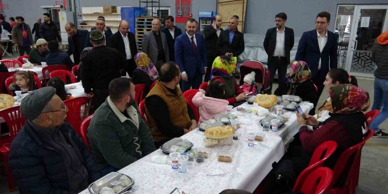 Ezine Belediyesi 9 bin kişilik iftar verdi