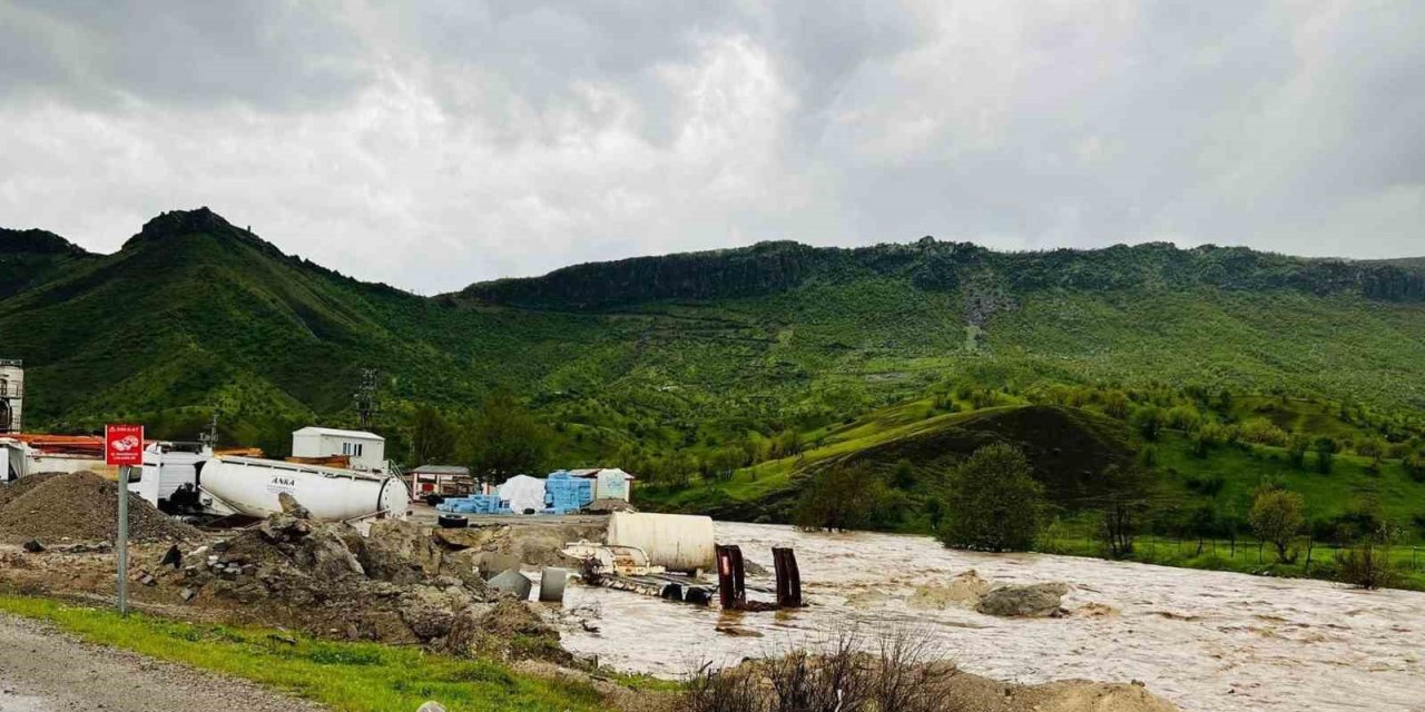 Şemdinli-Derecik yolu yoğun sağanak nedeniyle ulaşıma kapatıldı