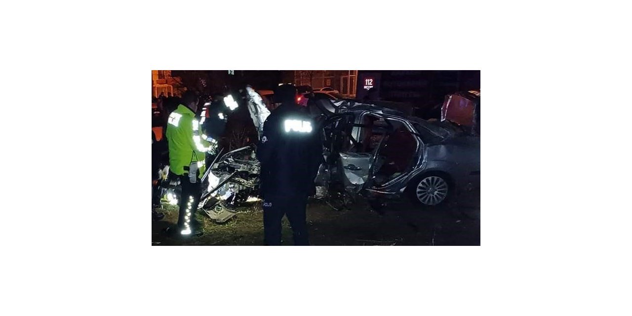 Çöp konteynırına çarpan otomobil takla attı: 1 ölü, 4 yaralı