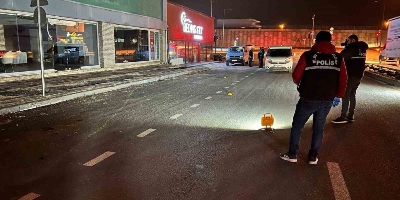 Araçtan ateşlenen tabancadan çıkan kurşunla yaralandı