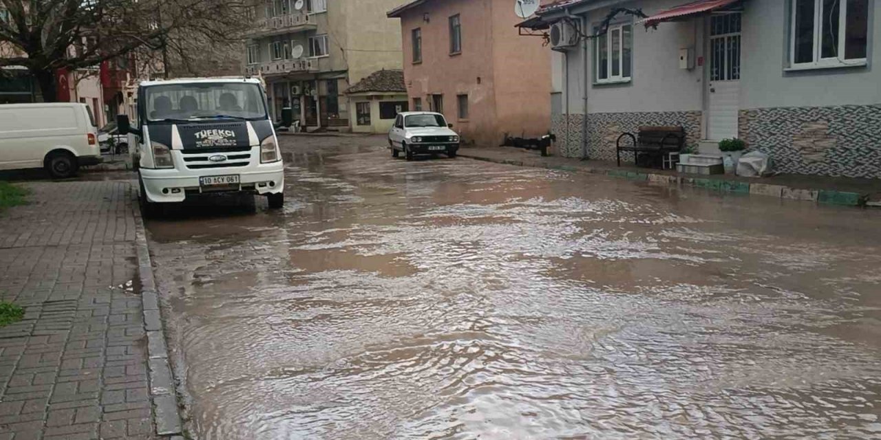 Sındırgı merkezde yağmur, ulus dağında nisan karı etkili oldu