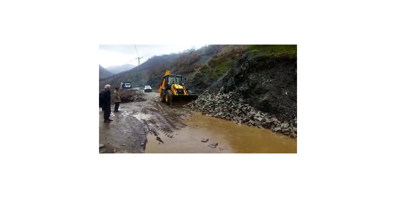 Siirt’te heyelan nedeniyle yol kapandı