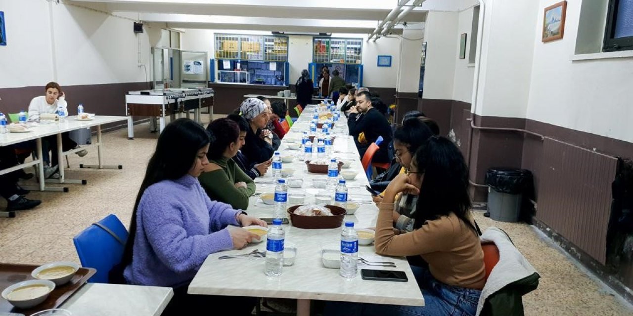 Aydın Lisesi’nde depremzede öğrenci ve velileri iftarda buluştu