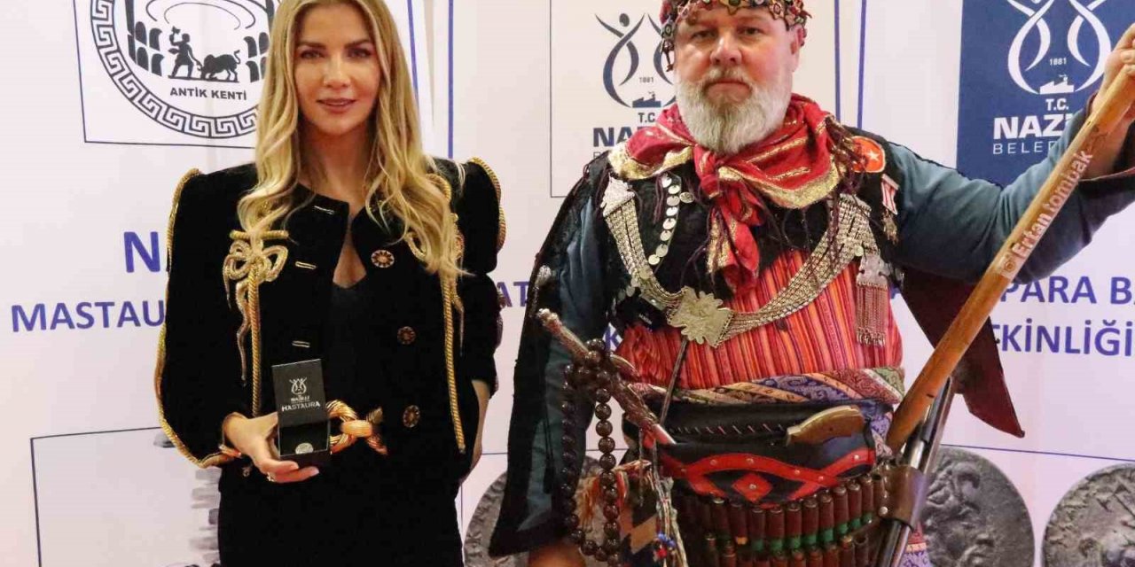 Ünlü moda tasarımcısı Sert, EMITT Fuarı’ndaki Nazilli standına hayran kaldı