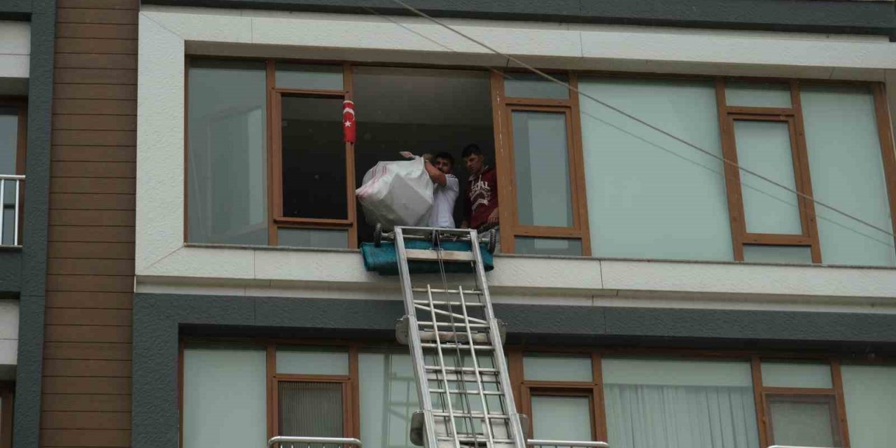 Canlarını riske atıp ağır hasarlı binalardan eşya çıkarıyorlar