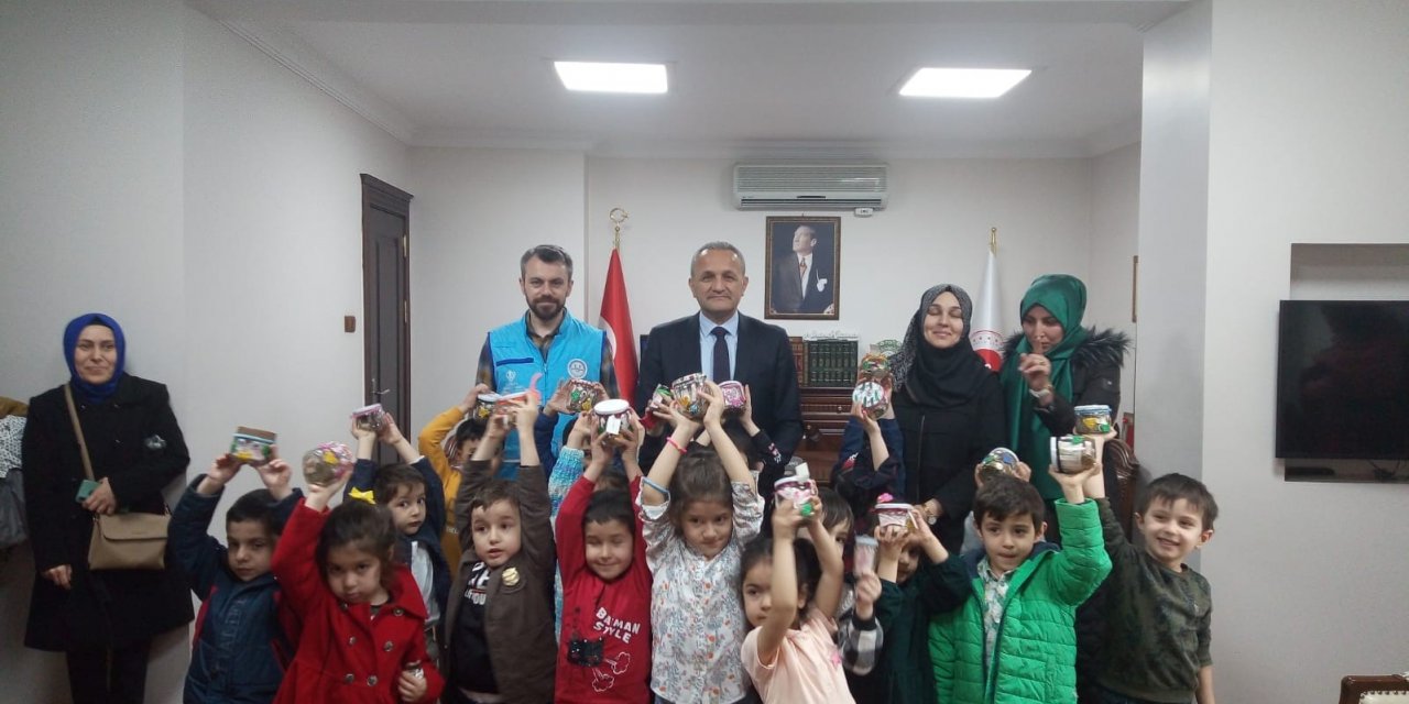 Afyonkarahisar’da minikler kumbaralarını bağışladı