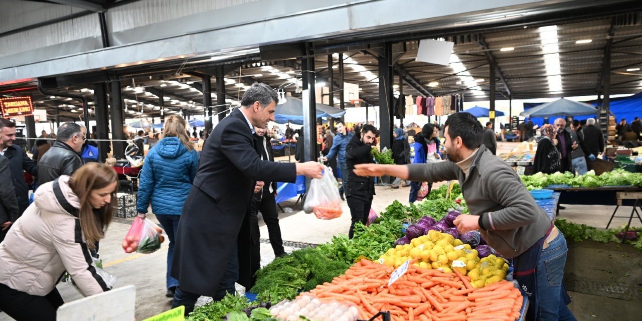 Başkan Kocaman pazar alışverişinde