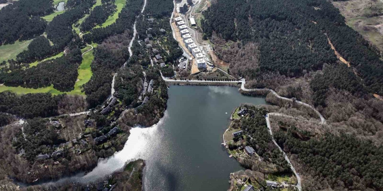 Gölet yakınındaki konutlar ilginç görüntüler oluşturdu