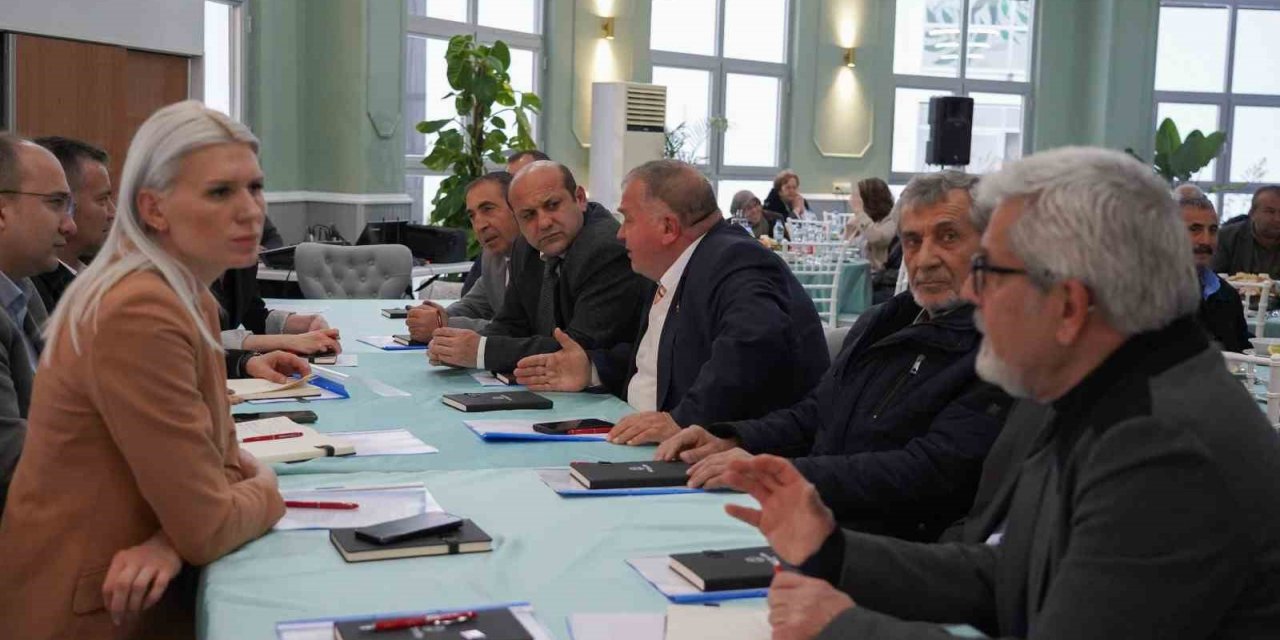 Mahalle ve köy muhtarlarıyla iftar sofrasında buluştu