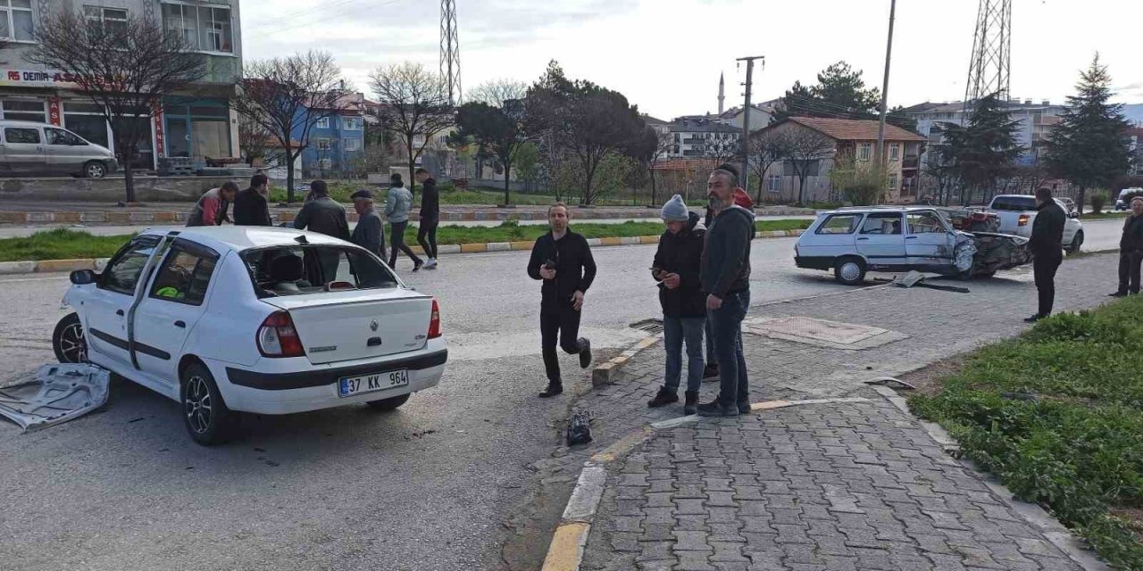 İki otomobil kavşakta çarpıştı: 2 yaralı