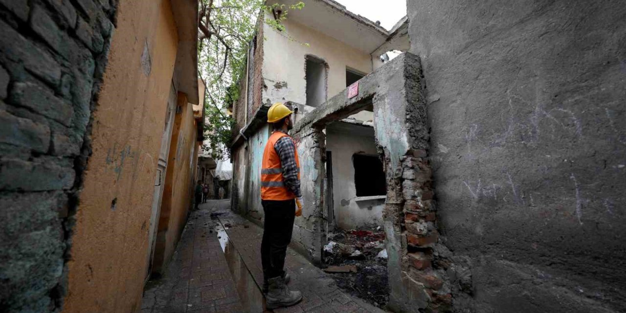 Bağlar’da metruk binalar yıkılıyor
