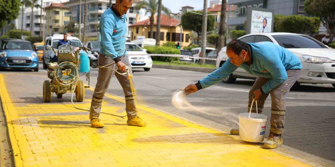 Alanya Belediyesi durak önlerinin boyasını yeniliyor