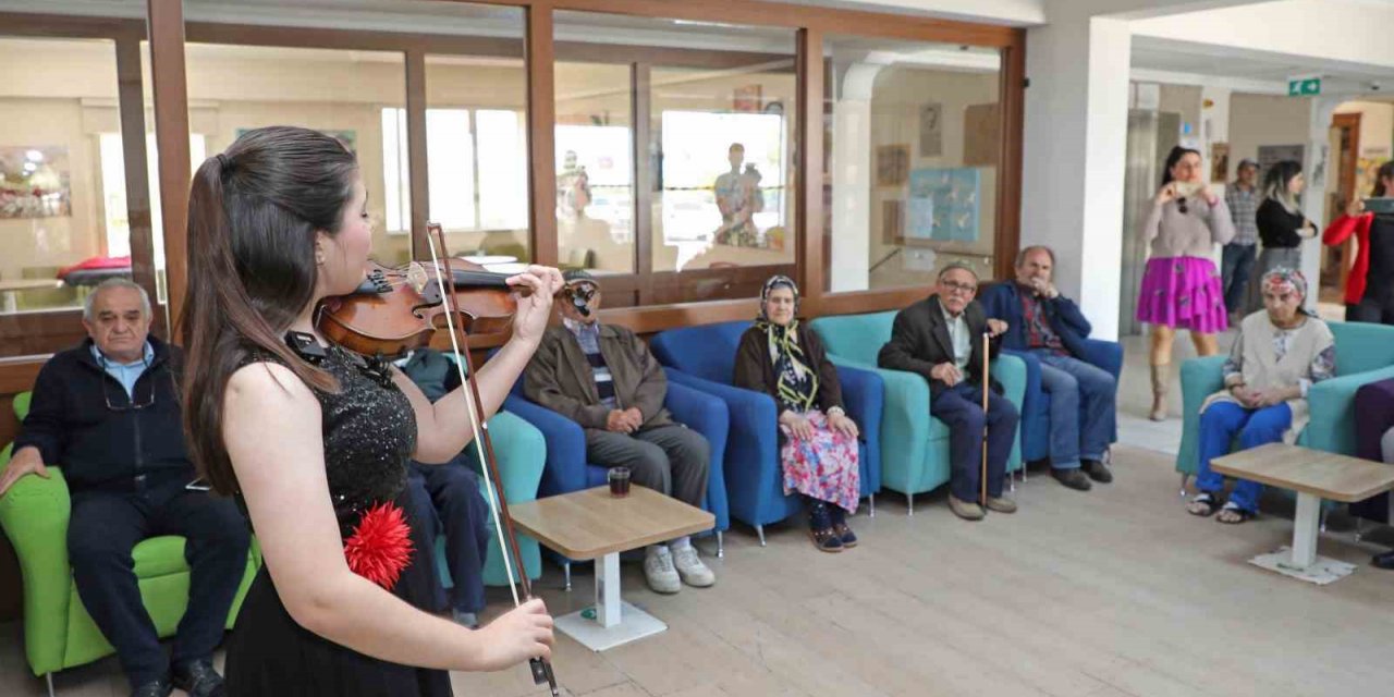 Genç müzisyenlerden yaşlılara müzik keyfi