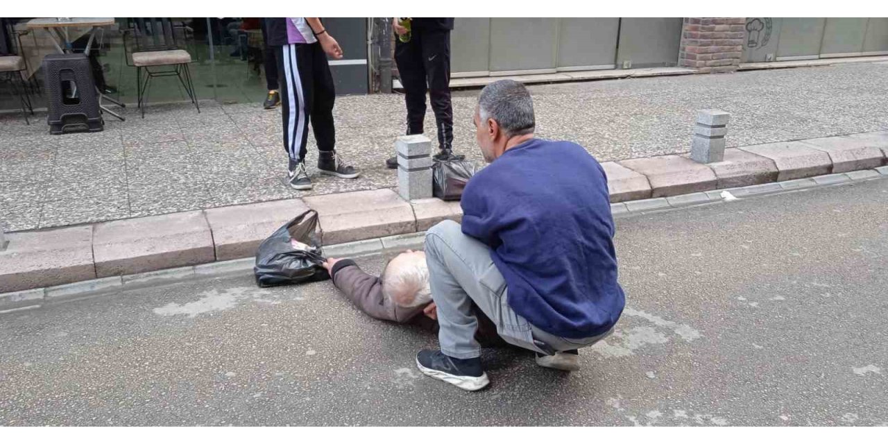 Vatandaş bir anda yere yığıldı, ilk müdahaleyi sokak esnafı yaptı