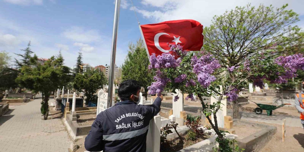Talas mezarlıklarına bayram temizliği