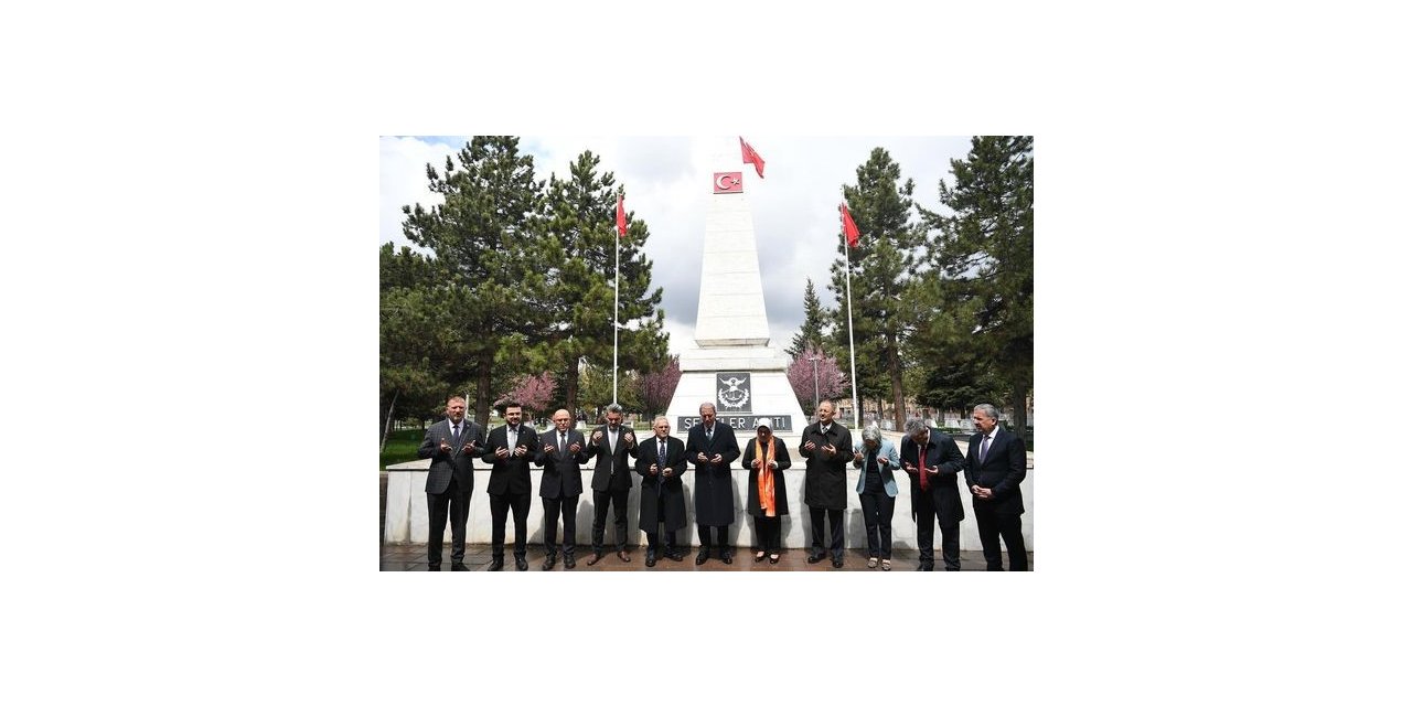 Bakan Akar, Özhaseki ve Büyükkılıç’tan Kartal Şehitliğine ziyaret