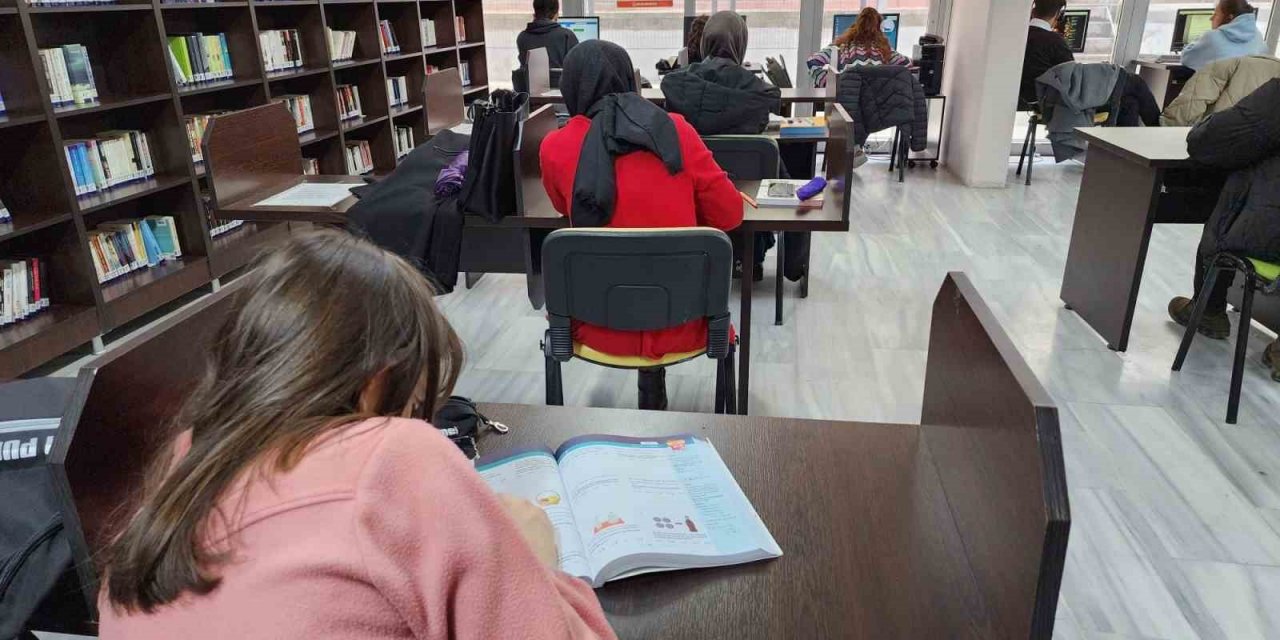 Gölcük Belediyesi kütüphaneleri gençlerin uğrak noktası oldu