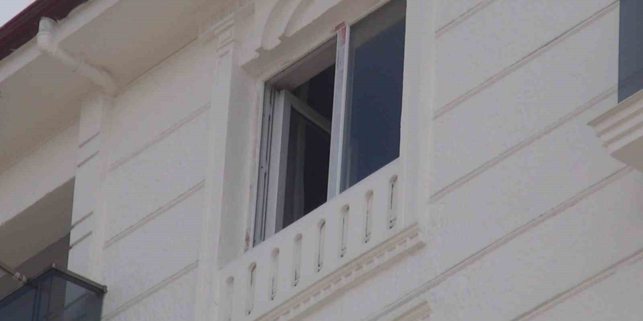 Yeni taşındığı evinin camlarını silmek isterken 6. kattan düşen kadın hayatını kaybetti