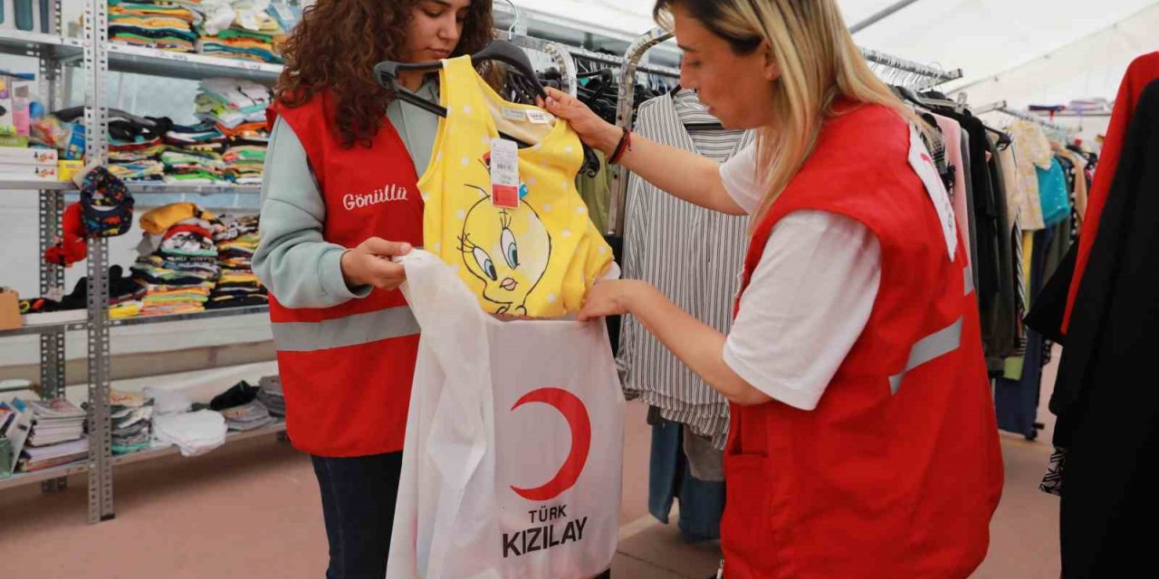 Depremzede çocukların bayramlıkları Kızılay’dan