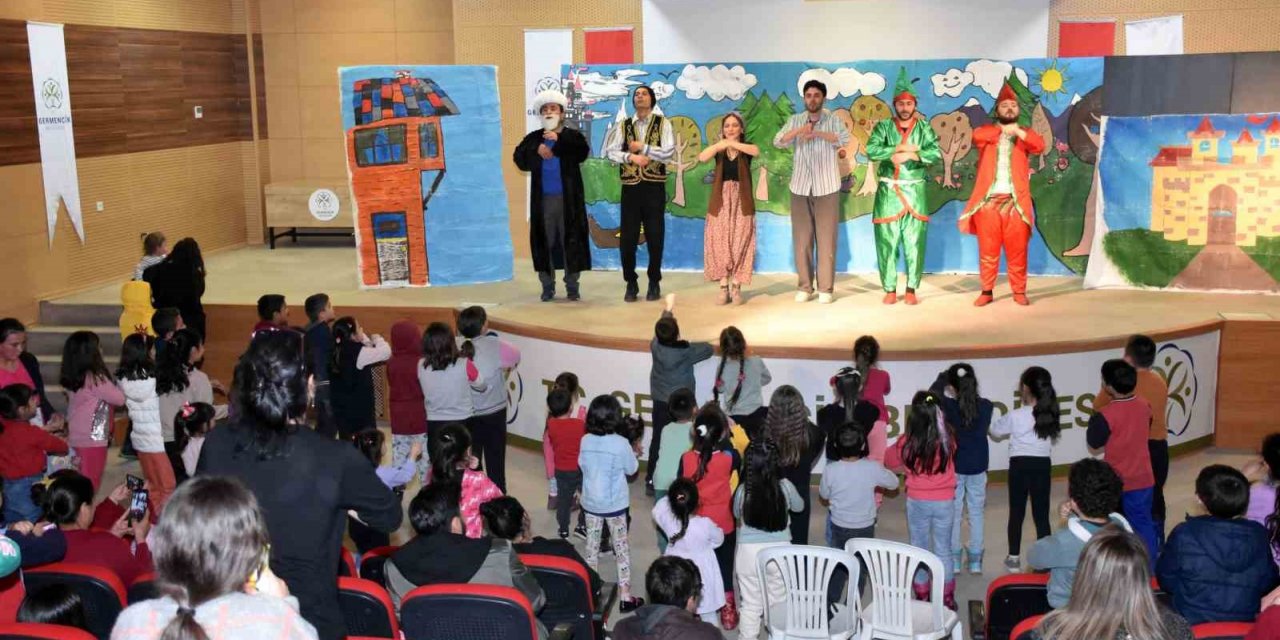 Germencikli çocuklardan ‘Kahramanlar Kumpanyası’na büyük ilgi