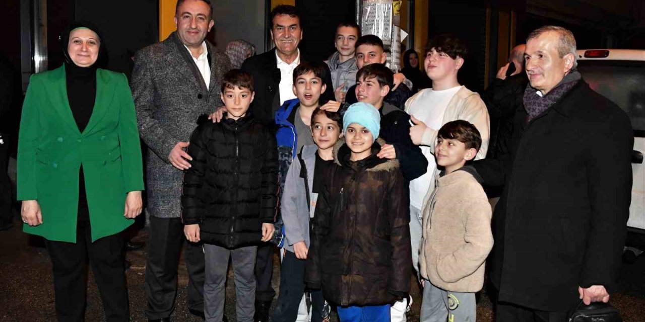 Başkan Dündar’a çocuklardan yoğun ilgi
