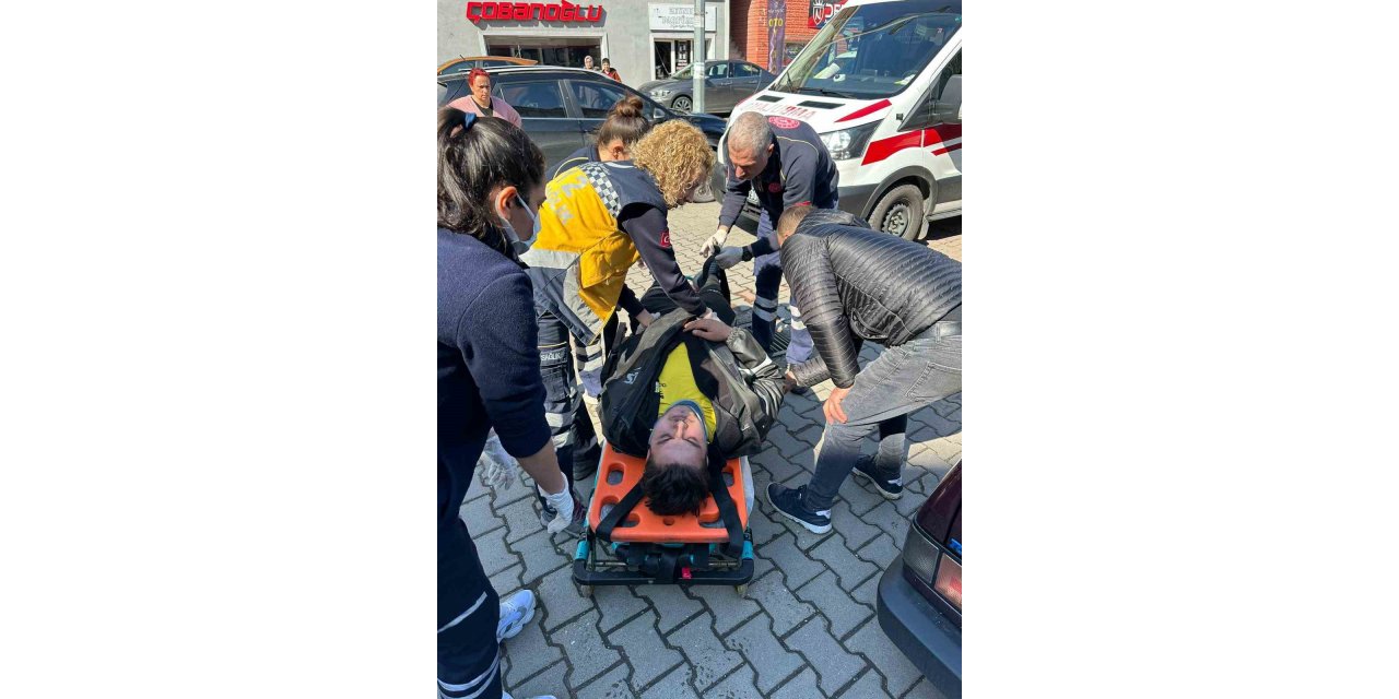 Minibüs, motosiklet ile çarpıştı; kurye yaralandı