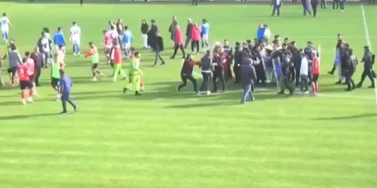 Amatör küme play-off maçının bitiş düdüğünde ortalık karıştı