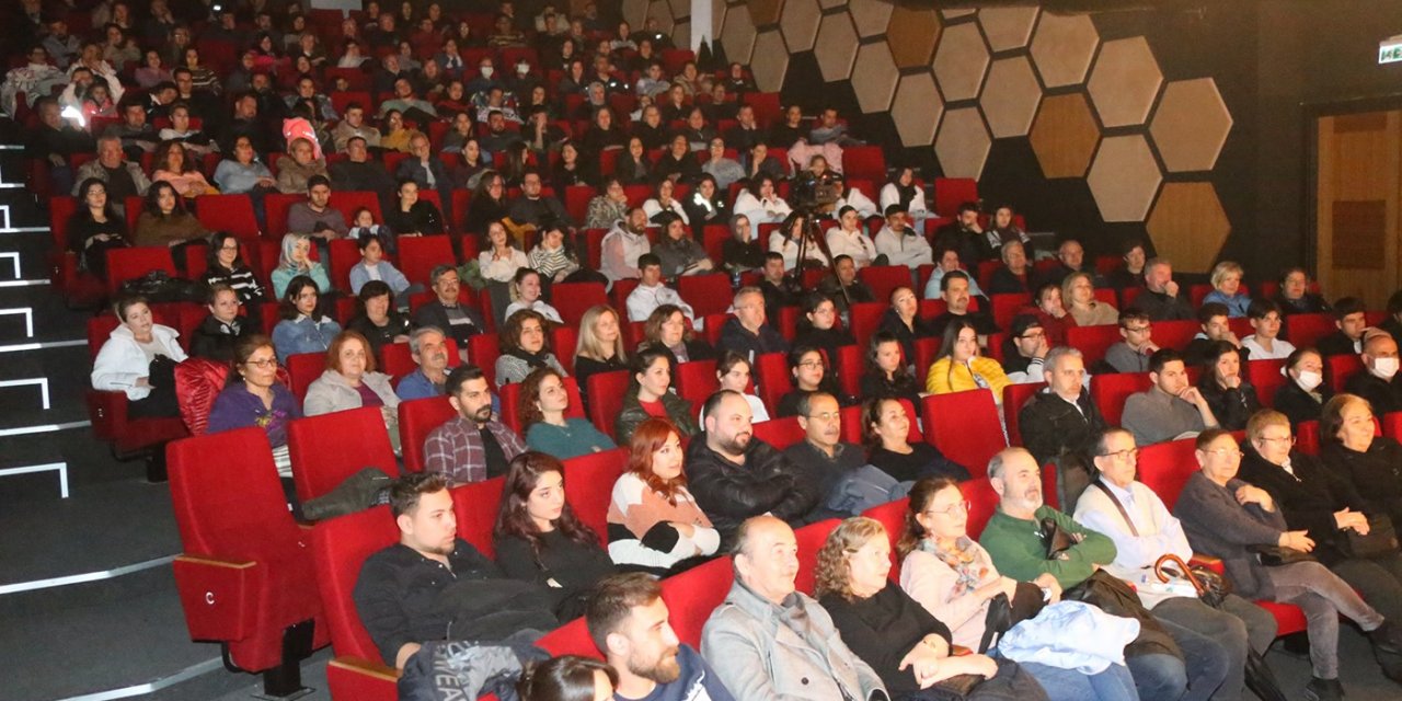 Merkezefendi Kent Tiyatrosu keyifli anlar yaşatıyor