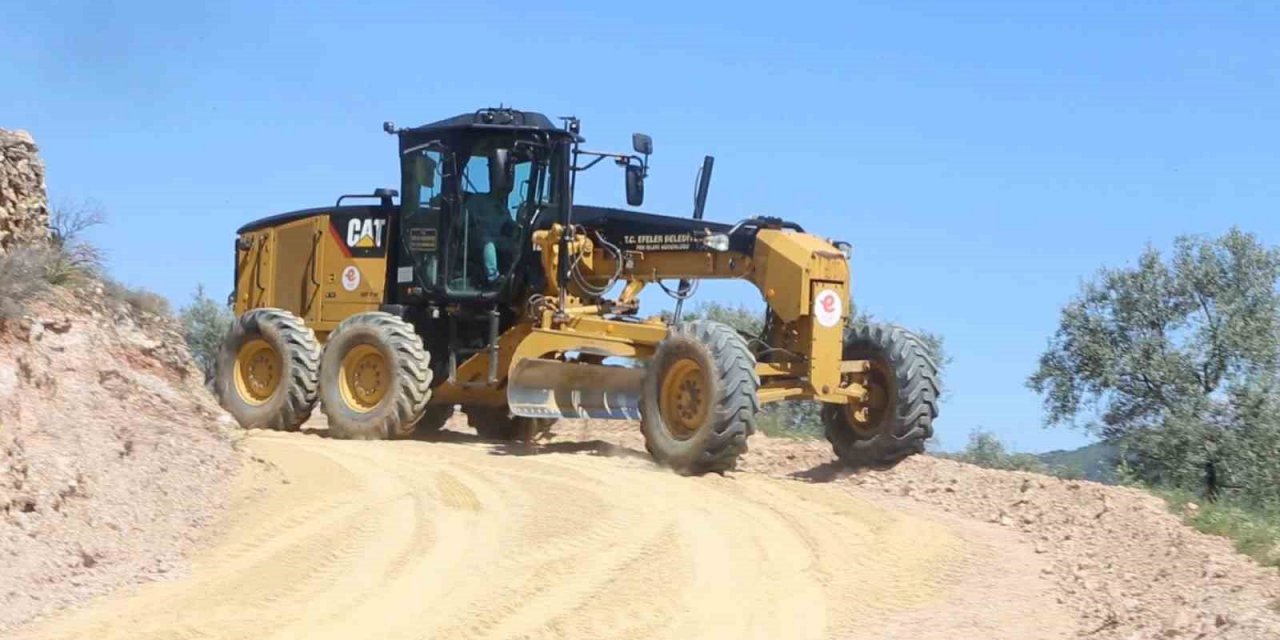 Efeler’in yollarında bakım ve onarım devam ediyor