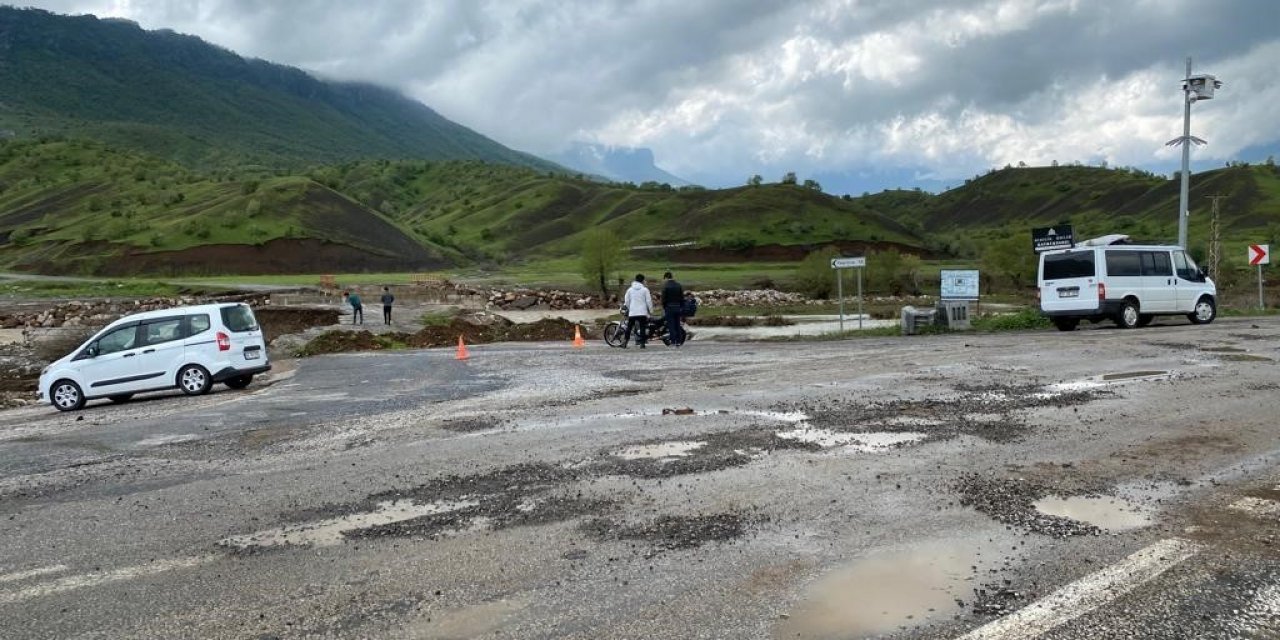 Derecik’te sağanak yağış köprüleri yıktı, köy yolları ulaşıma kapandı