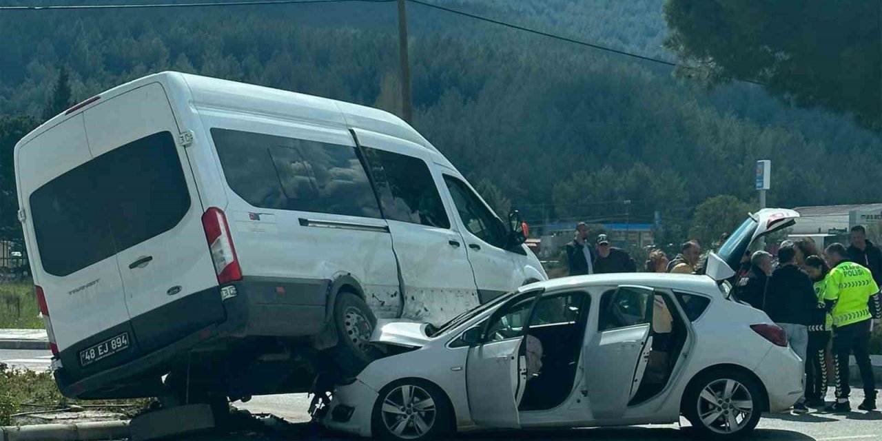 Ula kavşağında ilginç kaza