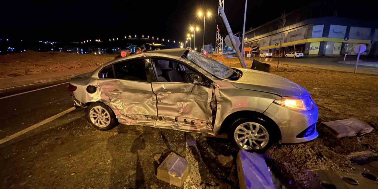 Elazığ’da tır ile otomobil çarpıştı: 1’i ağır 3 yaralı