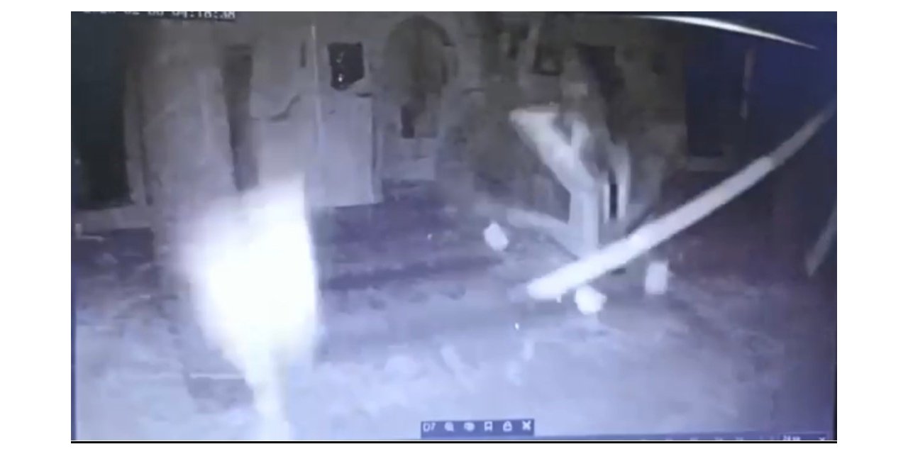 Kahramanmaraş depreminde 600 yıllık tarihi caminin yıkıldığı anlar kamerada