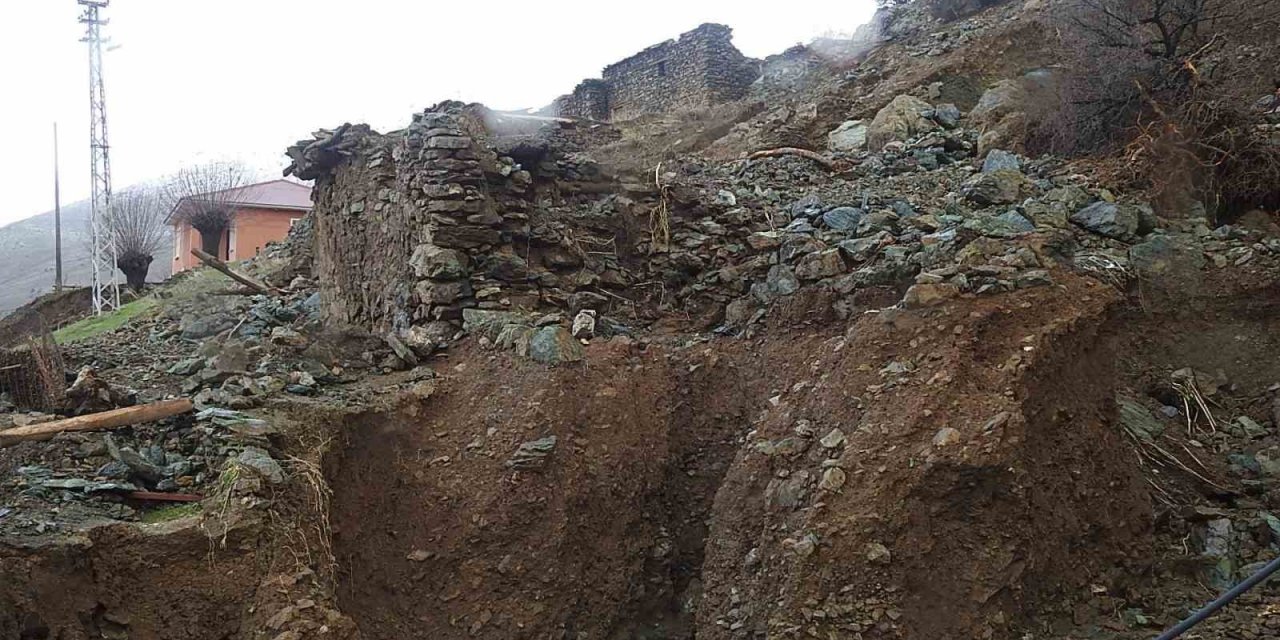 Su taşkınından mezra zarar gördü