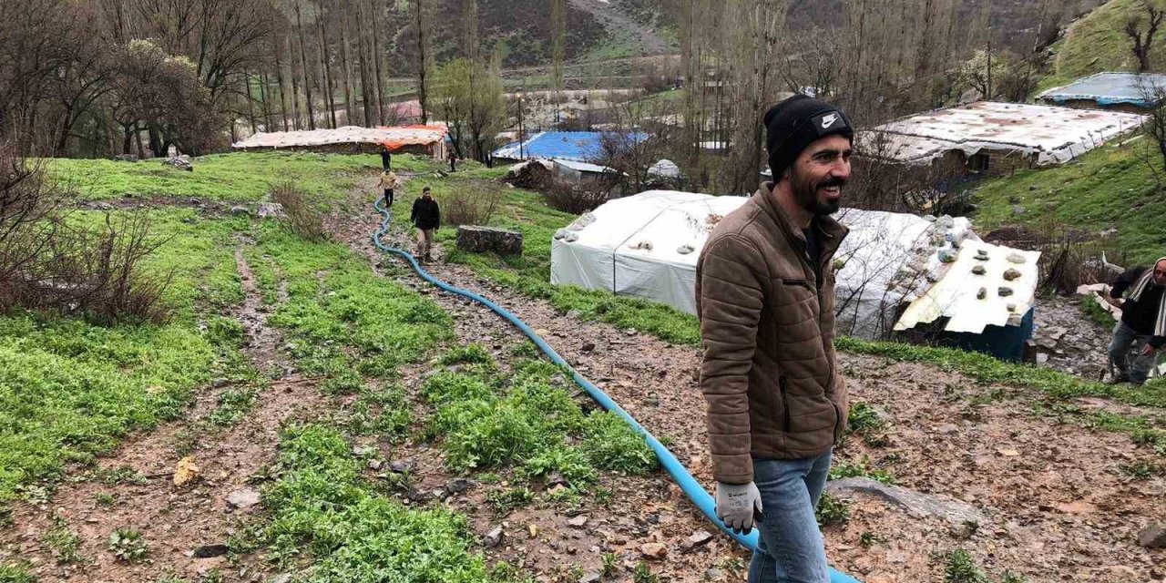 Şırnak’ta sel nedeniyle zarar gören içme suyu şebekesini köylüler onardı