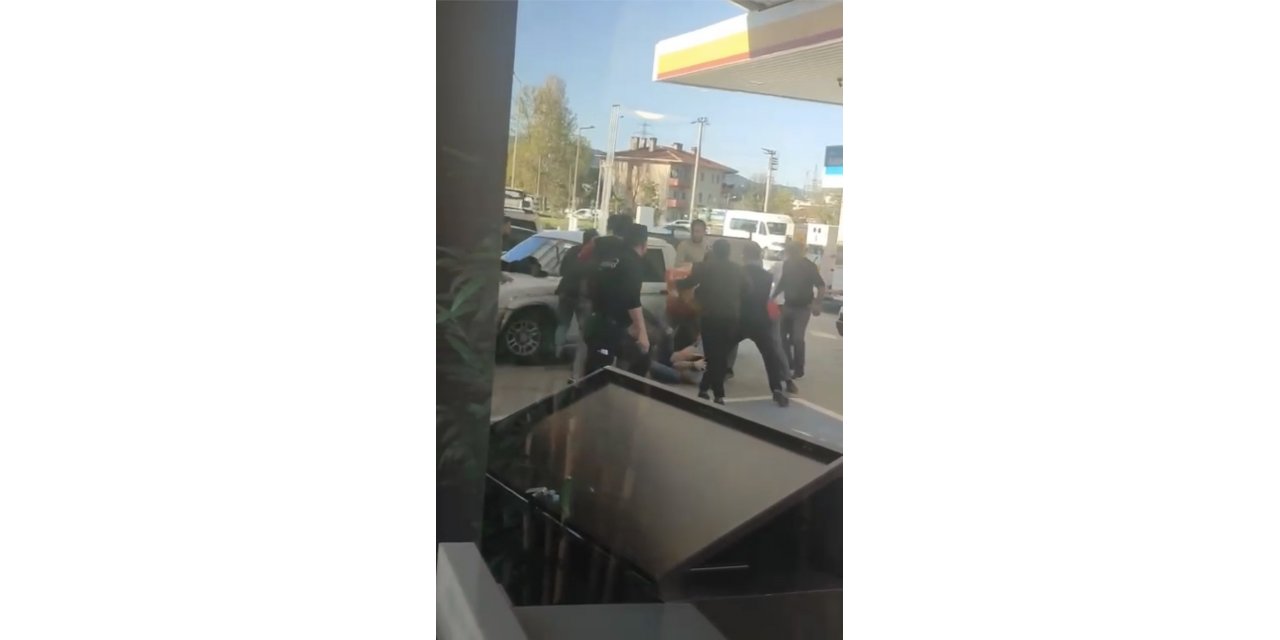 Petrol istasyonu muharebesi: Yumruk yumruğa böyle kavga ettiler