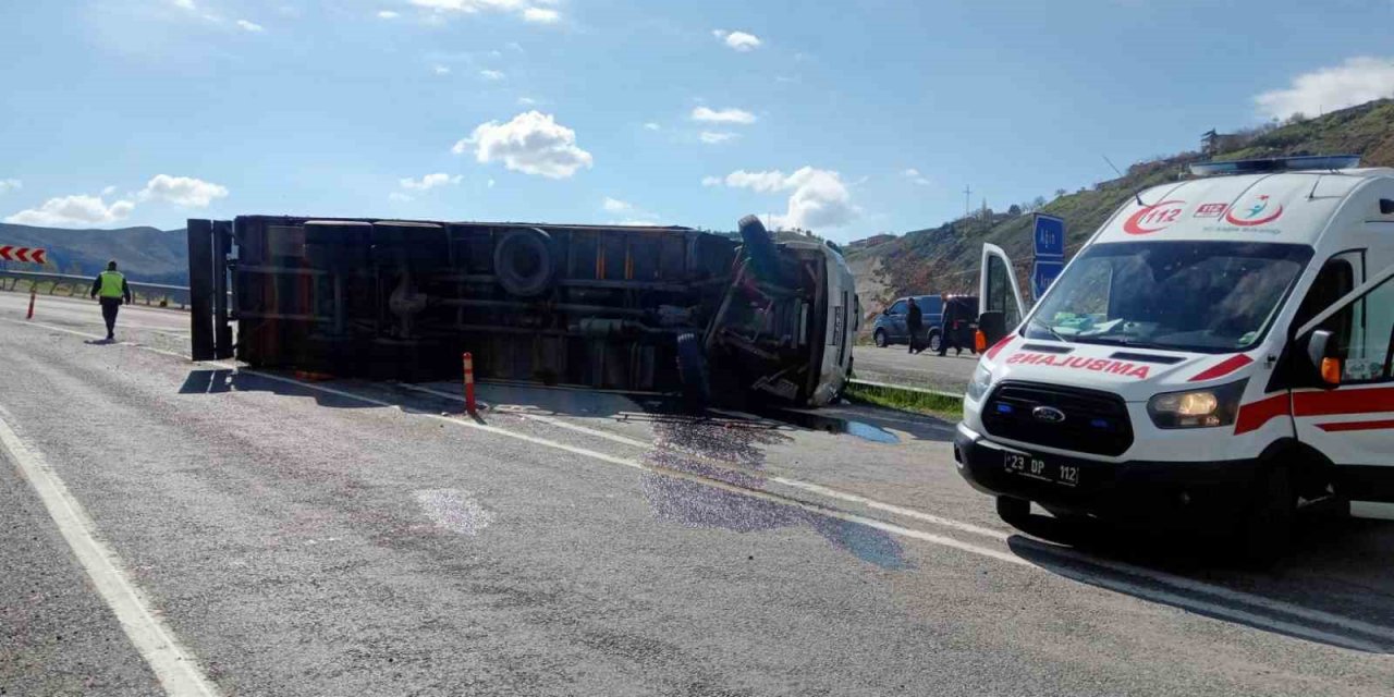 Elazığ’da tır devrildi: 2 yaralı