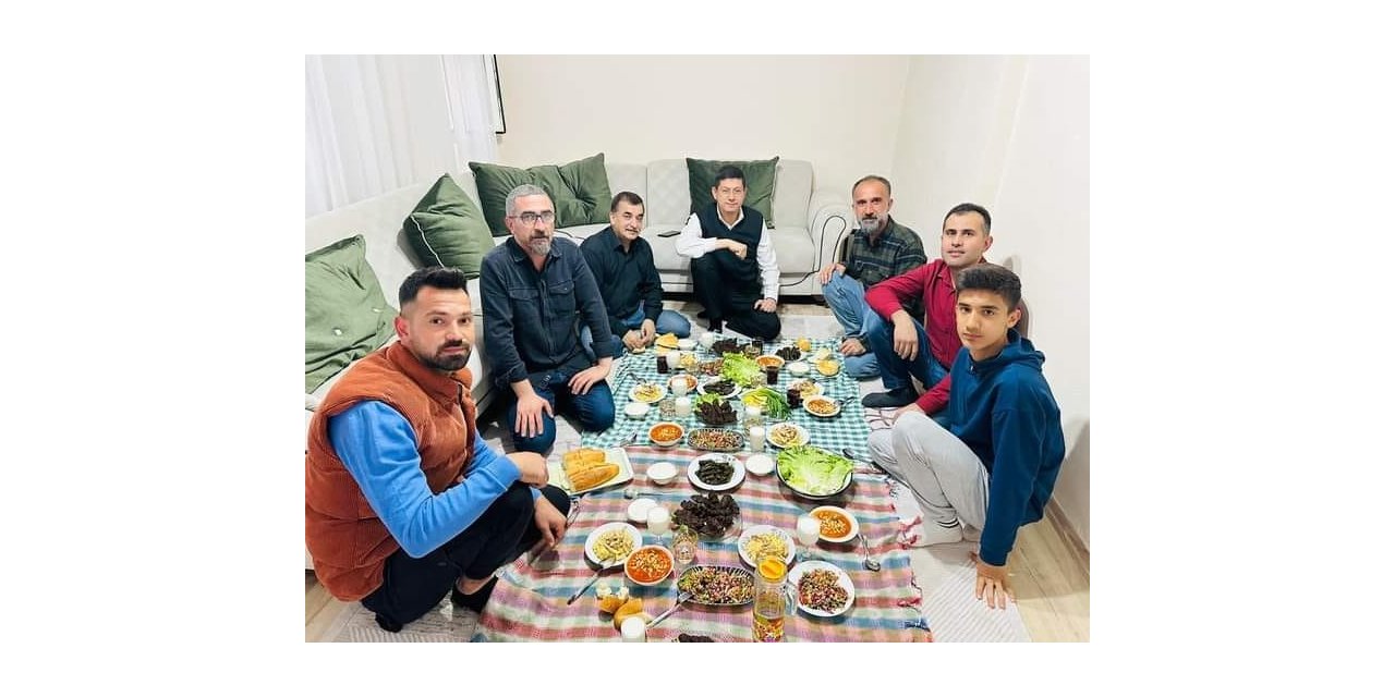 Başkan Özcan iftarda depremzede aileye misafir oldu