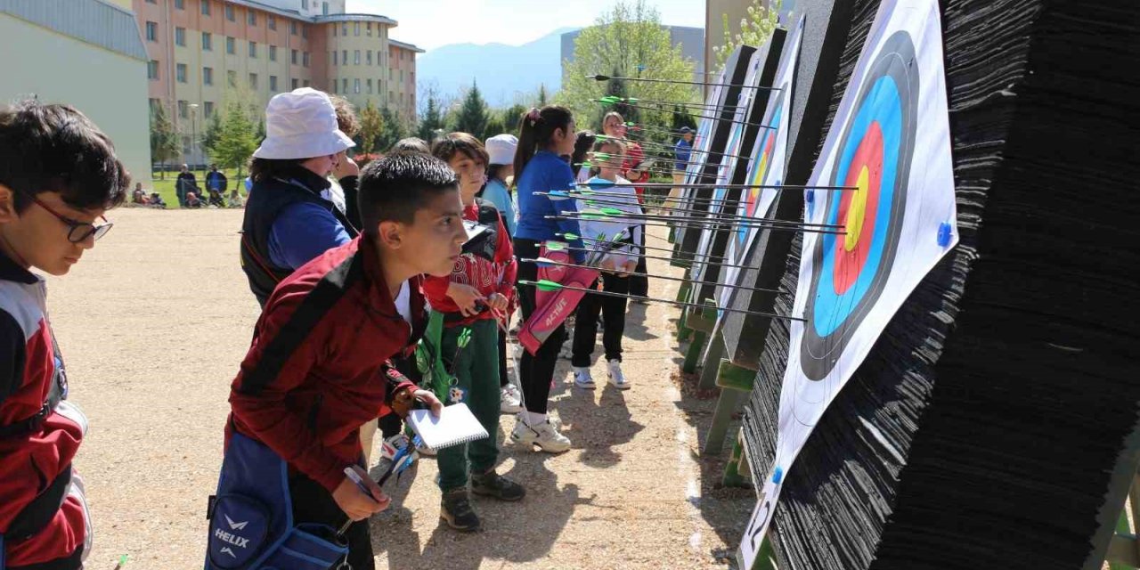 Hedefi 12’den vuran minik okçular göz doldurdu