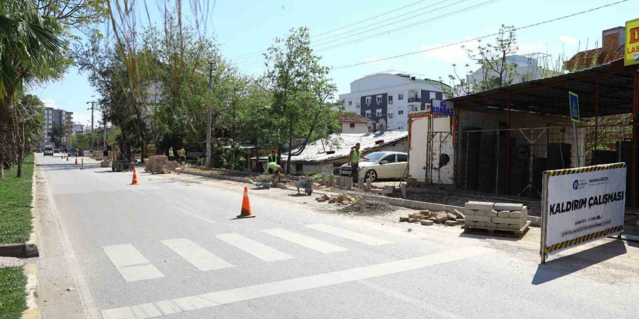 Aşık Veysel Caddesi’nde kaldırımlar yenileniyor