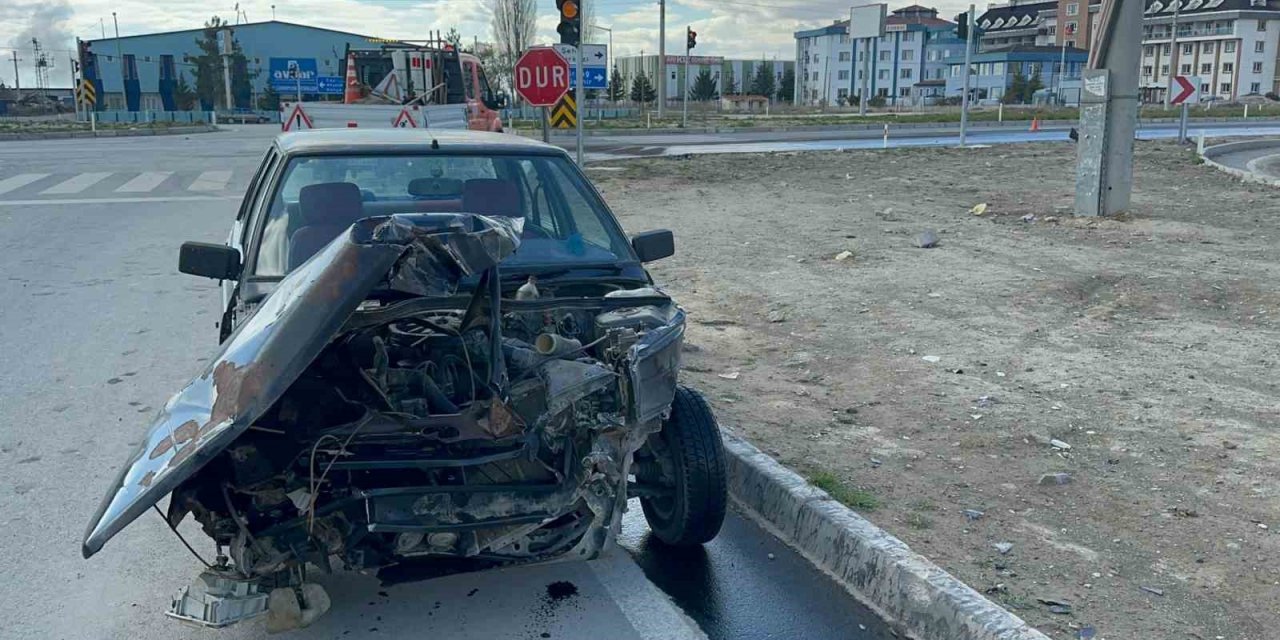 Kazada hurdaya dönen otomobilde şans eseri ölen ya da yaralanan olmadı