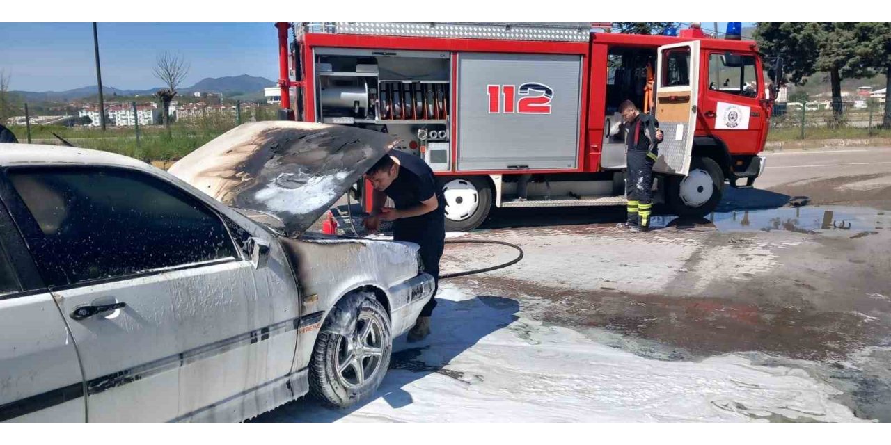 Seyir halindeki araç alevlere teslim oldu