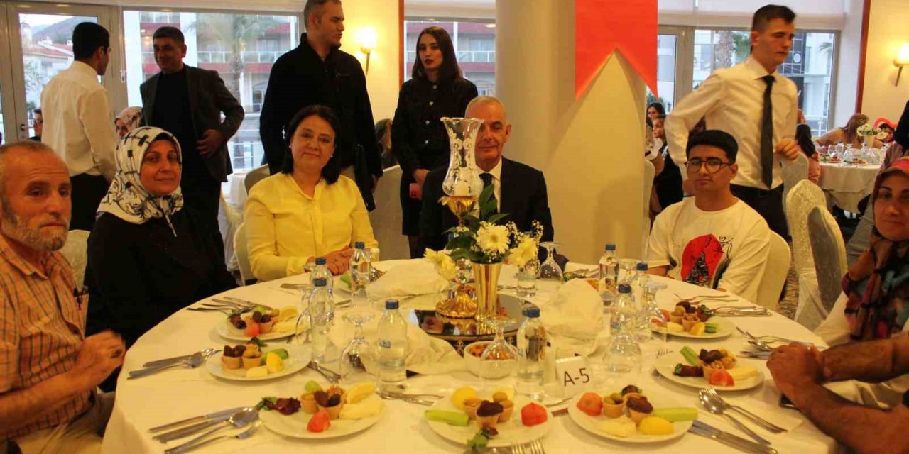 Kaymakam Aksoy depremzedeler ile iftarda buluştu