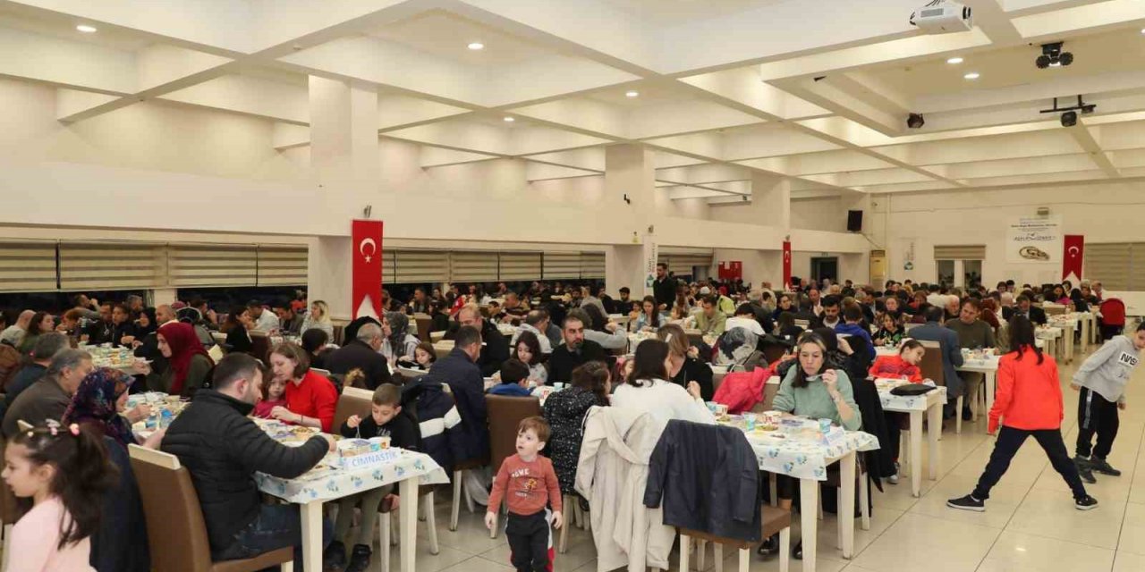 Başkan Hürriyet sporcuları iftarda ağırladı