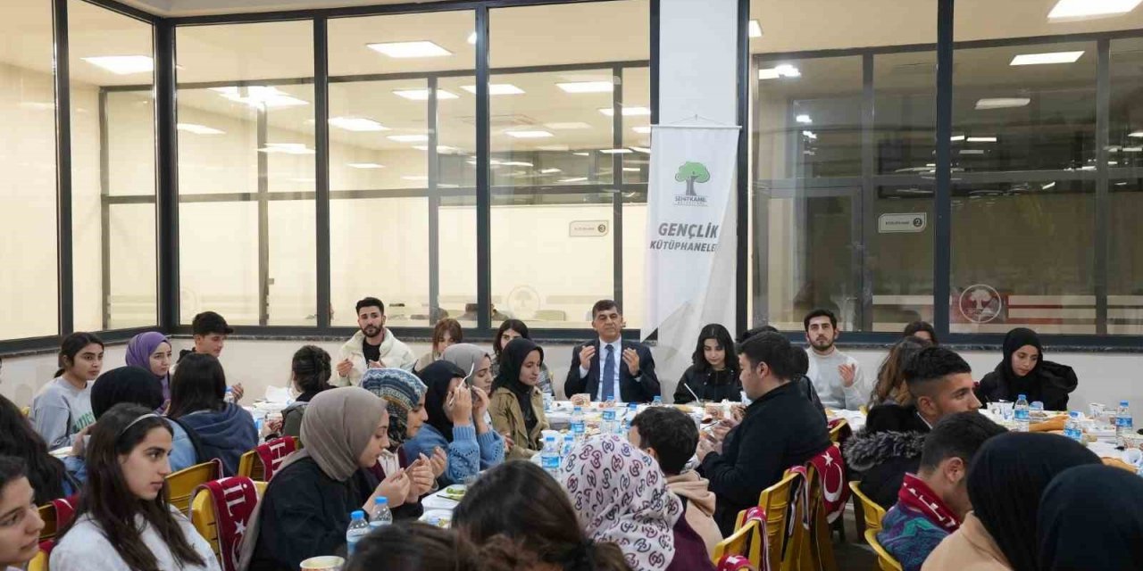 Fadıloğlu, öğrencilerle iftar açtı