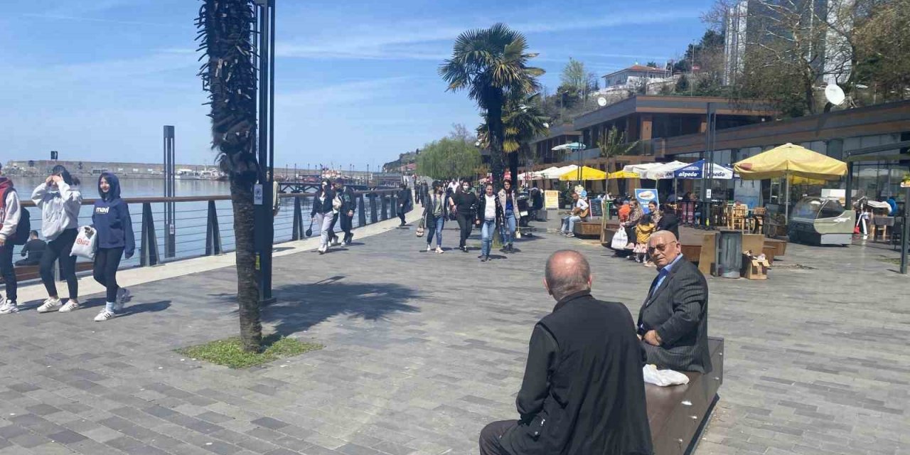 Hava sıcaklığı arttı, vatandaş sahile koştu