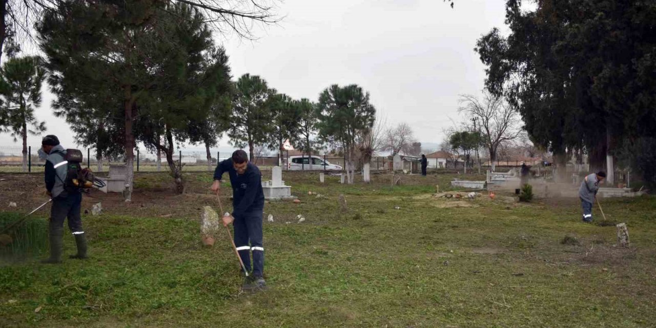 Germencik’teki mezarlıklarda bayram temizliği