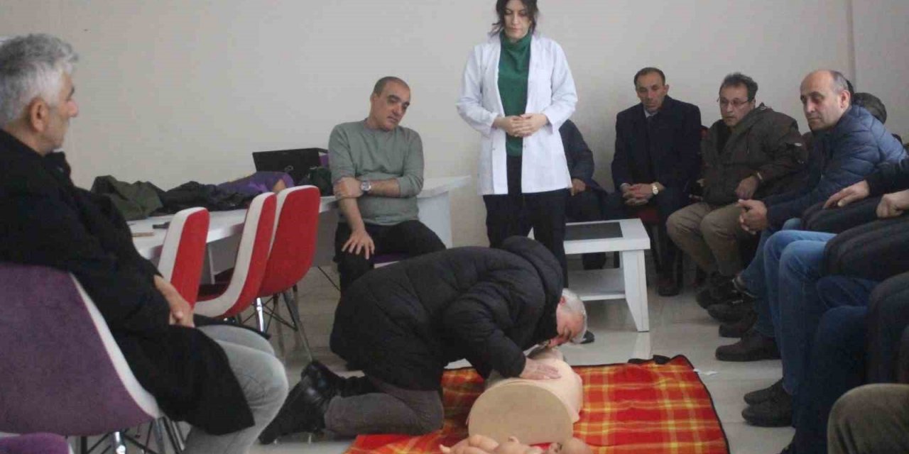 Muhtarlara ilk yardım eğitimi devam ediyor