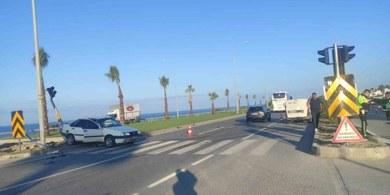 İki otomobil çarpıştı: 3 yaralı